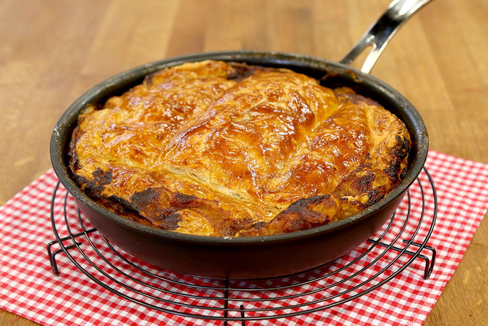 Kırmızı Soğanlı Kıymalı Milföy nasıl yapılır? Kırmızı Soğanlı Kıymalı Milföy tarifi..