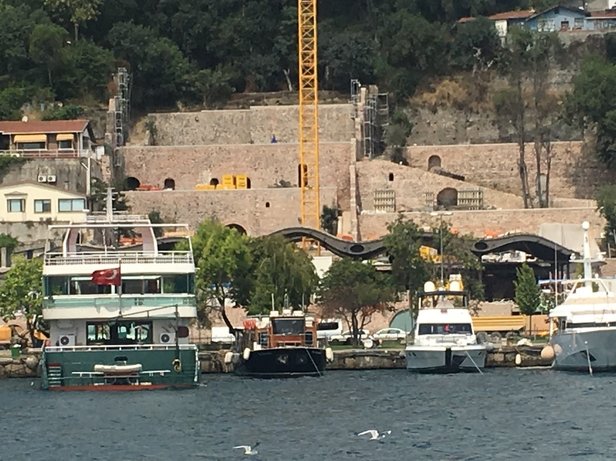 Koç Holding kurulu da belediyeyi de dinlemedi! Ağaçları katledip otel yaptılar...