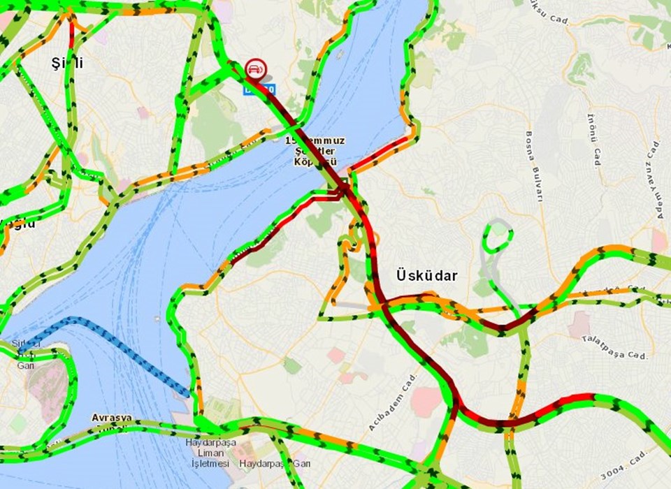15 Temmuz Köprüsü'nde bir otomobil takla attı... Trafik durma noktasında!