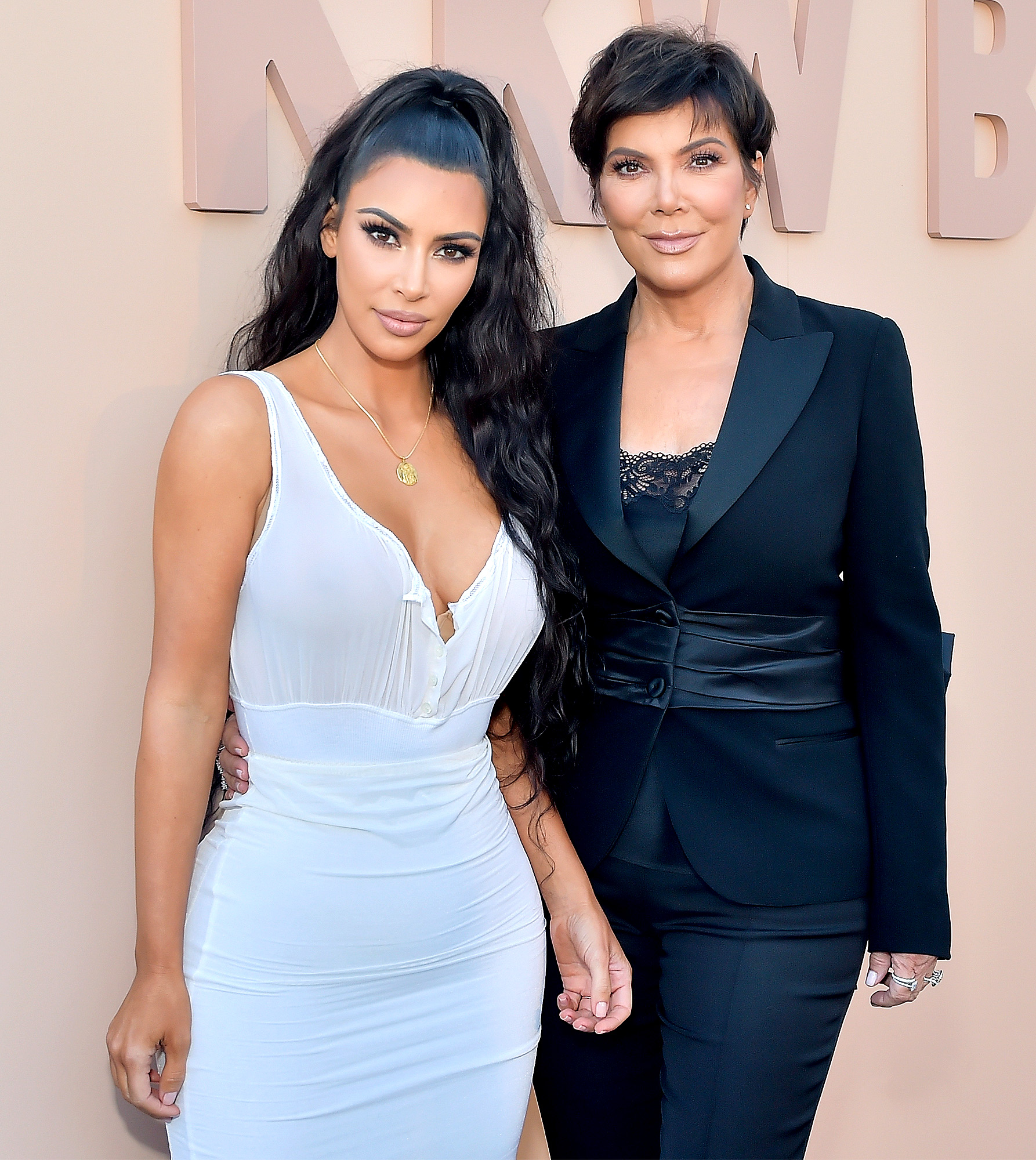 64 yaşındaki Kris Jenner düzgün fiziği ile kızlarına taş çıkarttı