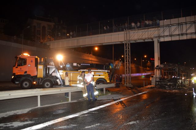 TEM Otoyolu'nda facia! Halk otobüsü alev alev yandı