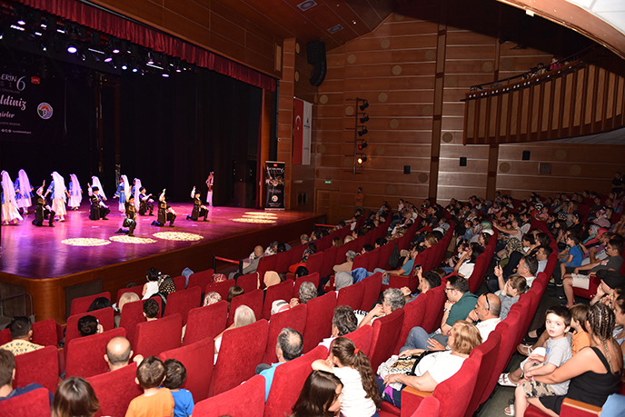 Tuzla’da kültürlerin zenginliği sahnede yaşatıldı