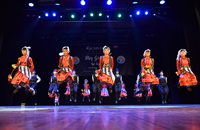 Tuzla’da kültürlerin zenginliği sahnede yaşatıldı