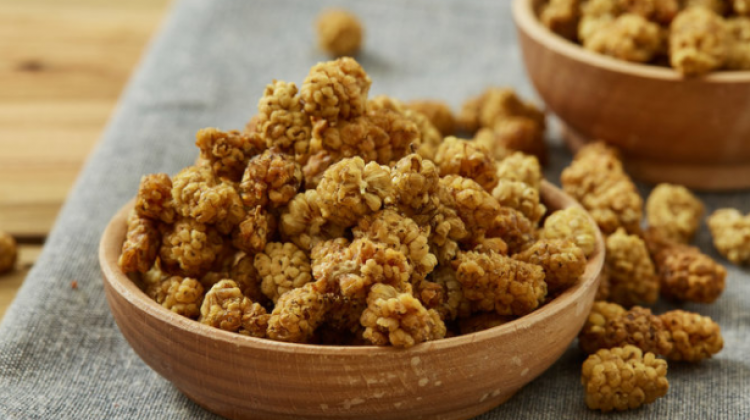 Çağımızın önemli hastalıklarının başında olan stres ve kanser çeşitlerine karşı bünyeyi koruyucu özelliği olan bademin insan sağlığına daha birçok faydası bulunmaktadır. Son derece yüksek besin değerine sahip olan bademin faydaları nelerdir? Badem neye iyi gelir? Badem hangi hastalıklara iyi gelir? Çiğ badem mi kavrulmuş badem mi yemelidir? BADEM NEDİR? Badem daha çok Türkiye, İran, Suudi Arabistan, Lübnan, Suriye, Ürdün ve İsrail gibi ılıman iklimlerin olduğu ülkelerde yetişir. Tatlı ve acı badem olarak ikiye ayrılır. Acı badem badem yağı, yemeklere lezzet katmak için kullanılmaktadır. Tatlı badem ise genelde çiğ olarak tüketimektedir. Bademin bir yan ürünü olan badem sütü aynı zamanda lezzetli bir içecek ve inek sütüne alternatif besindir. Badem son derece yüksek besin ihtiva eder. E vitamini, kalsiyum, fosfor, demir ve magnezyum açısından zengin bir kaynaktır. Ayrıca, çinko, selenyum, bakır ve niasin içerir. Diğer bütün türleriyle karşılaştırıldığıda besin değerleri ve faydalı bileşenleri ile ön plana çıkmaktadır. BADEMİN FAYDALARI NELERDİR? NEYE İYİ GELİR? Cildi koruyor Güneşten gelen ultraviyole ışınlar ile oksidatif stres cilde hasar verip erken yaşlanmaya neden olurken, bademde bulunan E vitamini antioksidan içeriği ile serbest radikallerle savaşarak cildi koruyor. Kalp hastalığı riskini azaltıyor Kanda kötü kolesterol (LDL) seviyesinin yüksek olması kalp-damar hastalıkları riski ile ilişkilendiriliyor. Her gün yaklaşık 20 adet badem, kötü kolesterolü belirgin şekilde düşürüyor, bu da kişilerin kalp hastalığı riskini azaltıyor. Zayıflamaya yardımcı oluyor Badem karbonhidrattan fakir, yağ ve posadan zengin olması nedeniyle tok tutma özelliğine sahip. Yağ ve posa içeriği ile kan şekerini dengede tutmak, tokluk sağlamak ve kabızlığı önlemek gibi etkileriyle kilo kontrolüne yardımcı oluyor. Kan şekerini düzenliyor Badem karbonhidrattan fakir posadan ve yağdan zengin olması sebebi ile tokluk süresini uzatıyor. Ayrıca meyve gibi karbonhidrat içeren yiyeceklerin yanında badem tüketilmesi kan şekerindeki ani dalgalanmaları önlüyor. Kan basıncını düşürüyor Beslenme ve Diyet Uzmanı Nur Ecem Baydı Ozman “Yapılan çalışmalar magnezyum eksikliğinde kan basıncının yükseldiğini ortaya koyuyor. Yüksek kan basıncı ise kronik hipertansiyona neden olabildiği gibi, kalp krizi ve inmeye de yol açabiliyor. Badem içeriğindeki magnezyum ile magnezyum eksikliğinin giderilmesine yardımcı olurken, bu risklere karşı koruyor. Ancak kan basıncını yükseltmemesi için tuz ile kavrulmamış çiğ olanlarının tercih edilmesi gerekir” diyor. Kabızlığa iyi geliyor Yağlı yiyecekler bağırsaklardaki kasların kasılıp gevşemesine yardımcı olarak bağırsak hareketlerinin artmasına neden olur. Posadan zengin yiyecekler ise bağırsağa su çekerek bağırsak hareketlerini artırıyor. Badem, içeriğinde bulunan yağlar ve posa sayesinde kabızlığa iyi geliyor. Kemikleri güçlendiriyor Kemik sağlığı için yeteri kadar kalsiyum ve magnezyum tüketimi önemli. Özellikle süt ve yoğurt tüketmeyen ya da vegan kişilerde badem tüketimi magnezyum ve kalsiyum içeriği ile eksikliklerin giderilmesine yardımcı olarak kemikleri güçlendiriyor. Damar sertliğini önlüyor Kötü kolesterolün (LDL) yüksek olması damar sertliğine neden olurken, damar sertliği ise kalp krizi ve inme gibi durumlara yol açabiliyor. Badem E vitamini içeriği ile damar sertliğini önlemeye yardımcı oluyor. Kansere karşı koruyor Beslenme ve Diyet Uzmanı Nur Ecem Baydı Ozman “Badem kilo kontrolüne yardımcı olması, antioksidan içeriği ve posa içeriği sayesinde kansere karşı koruyucudur. Hayvanlarla yapılan çalışmalarda badem tüketmenin kolon kanserine karşı koruyucu olabileceği belirtilmiştir” diyor. ÇİĞ BADEM Mİ KAVRULMUŞ BADEM Mİ? Kavrulmamış Tuzsuz Badem 1 avuç 25 gram 143 kalori (çiğ badem) Kavrulmuş Tuzlu Badem 1 avuç 25 gram 150 kalori Protein, lif, E ve B vitaminleri ile mineraller açısından oldukça zengin olan badem, yağ içeriği ve kalorisi yüksek besinlerden biri. Bakalım kalorileri birbirine yakın olan kavrulmamış tuzsuz badem ile kavrulmuş tuzlu badem arasında ne gibi farklar var? –Kavrulmamış tuzsuz bademin lif içeriği kavrulmuş tuzlu bademe göre daha fazladır. –Kavrulmuş tuzlu badem kavurma işlemi sırasında ısıya maruz kaldığından besin değerlerinde kayıplar yaşanır. –Kavrulmuş tuzlu bademin raf ömrü çiğ bademe göre daha uzundur. –Kavrulmuş bademin kavrulurken aldığı ısı sağlıklı yağların hasar görmesine sebep olur. –Çiğ bademin bakteri bulundurma riski kavrulmuş bademe göre daha fazladır. –Badem kavrulduğu zaman içerisindeki nemi kaybeder. Oluşan nem farkından dolayı gram başına düşen yağ miktarı çiğ bademe kıyasla kavrulmuş bademde daha fazladır. –Tansiyon sorunu olanlar içerdiği tuz miktarından ötürü kavrulmuş bademi değil, çiğ bademi tercih etmelidirler.