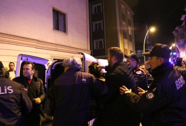 Eski sevgilisini ve arkadaşlarını tutsak eden zanlıyı mahallelinin elinden polis kurtardı