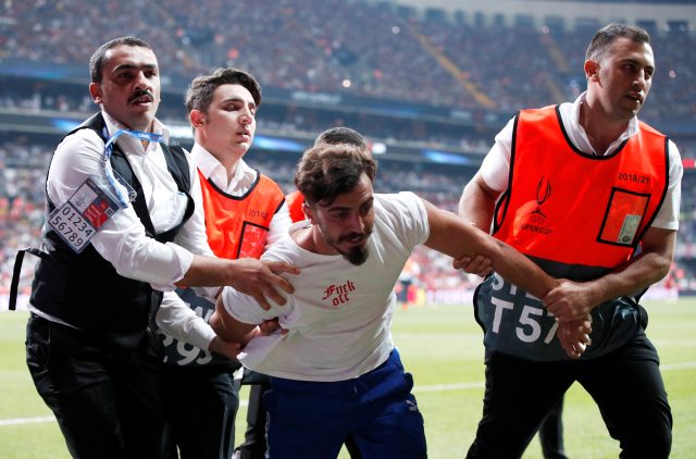 Liverpool Chelsea maçında sahaya giren taraftar YouTuber çıktı! Ali Abdüsselam Yılmaz kimdir?