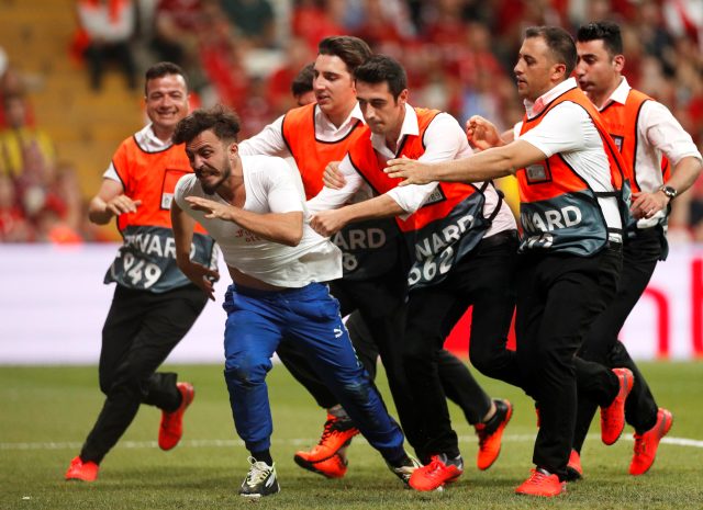 Liverpool Chelsea maçında sahaya giren taraftar YouTuber çıktı! Ali Abdüsselam Yılmaz kimdir?