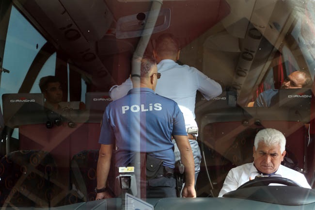 Muavin, bahşiş veren kadının çantasını çaldı