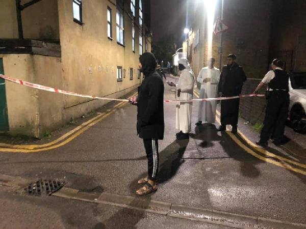 Londra'da saldırgan camiye silahla girdi, cemaat engelledi