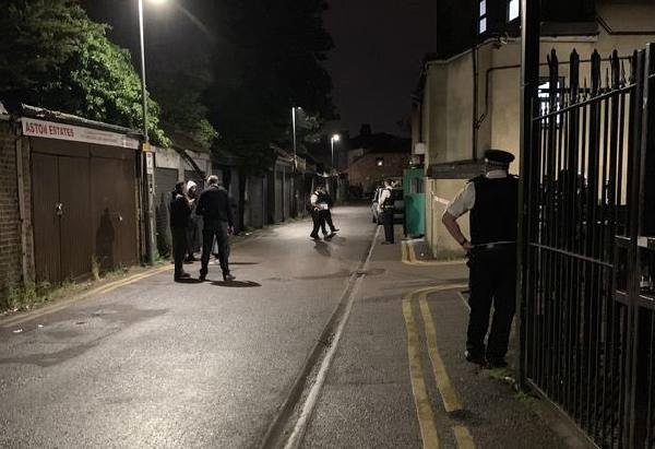 Londra'da saldırgan camiye silahla girdi, cemaat engelledi