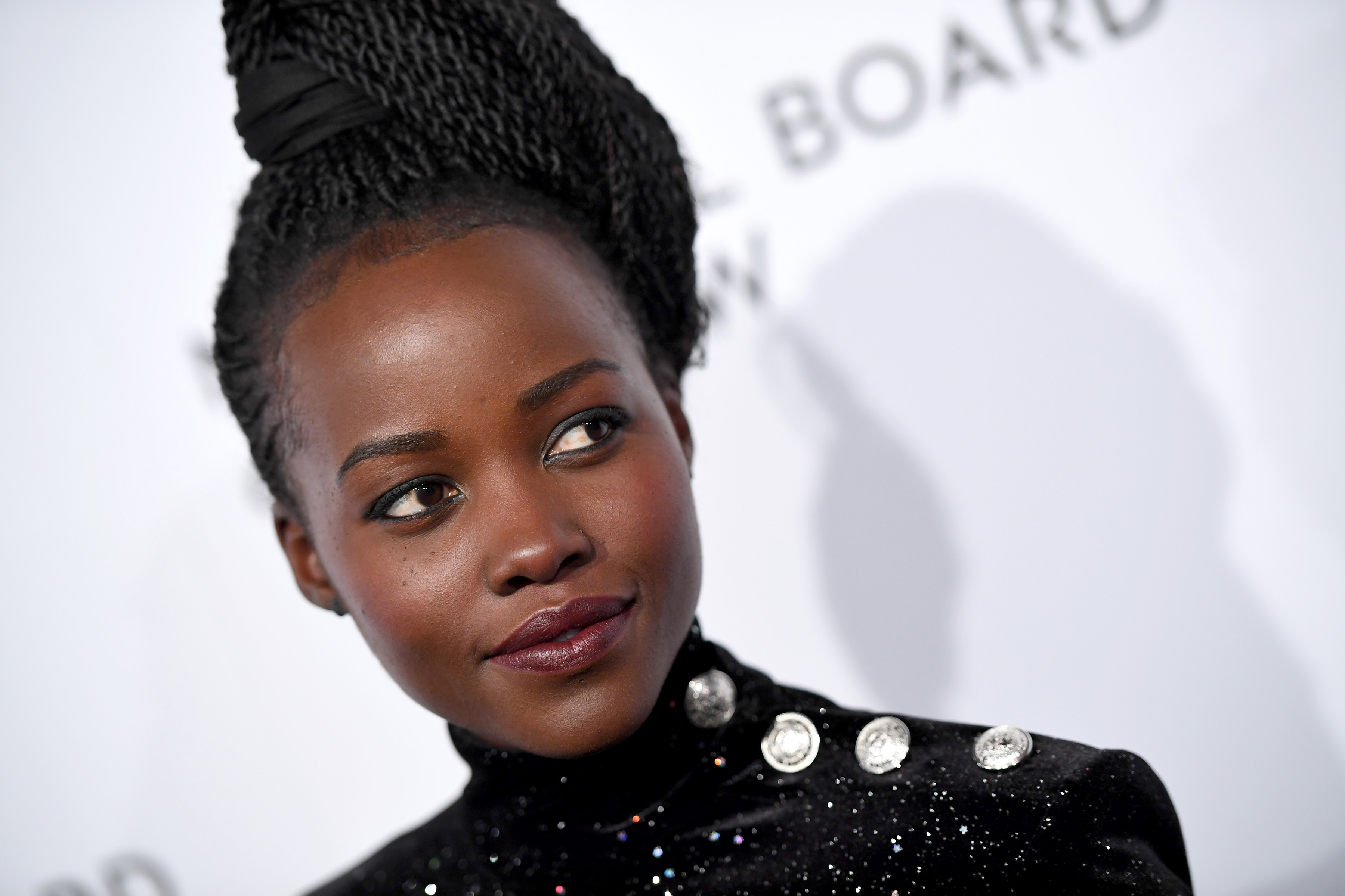 Lupita Nyong turuncu gözleriyle görenleri korkuttu