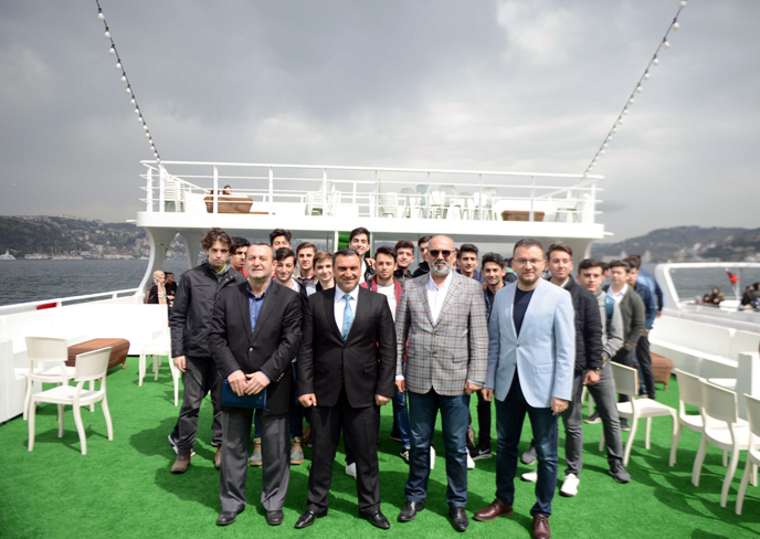 Tuzla Belediyesi Üniversite Sınavlarına Girecek Öğrencilere Boğaz Turu Düzenledi