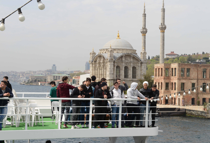 Tuzla Belediyesi Üniversite Sınavlarına Girecek Öğrencilere Boğaz Turu Düzenledi