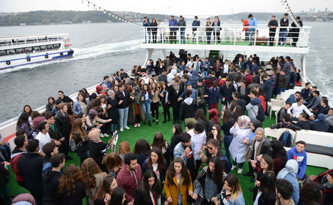 Tuzla Belediyesi Üniversite Sınavlarına Girecek Öğrencilere Boğaz Turu Düzenledi