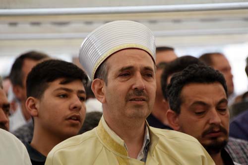 Müftü kazada ölen kızının cenaze namazını gözyaşları içinde kıldırdı