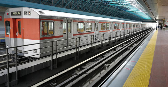 Kimliği belirsiz kişi Ankara metrosunda intihar etti!