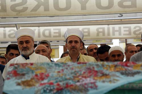 Müftü kazada ölen kızının cenaze namazını gözyaşları içinde kıldırdı