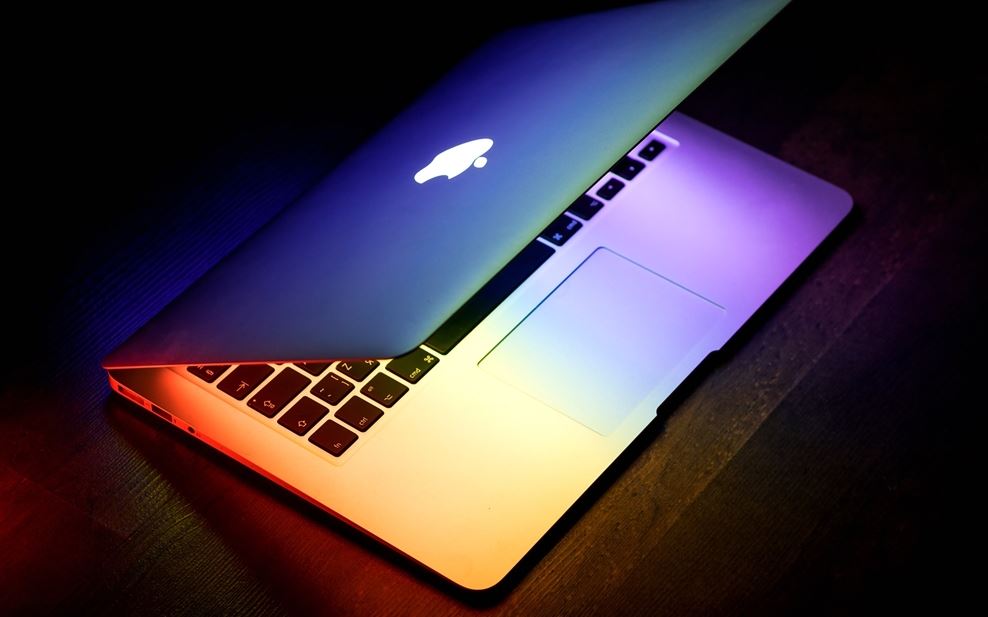 i9 işlemcili Apple MacBook Pro yanıyor!