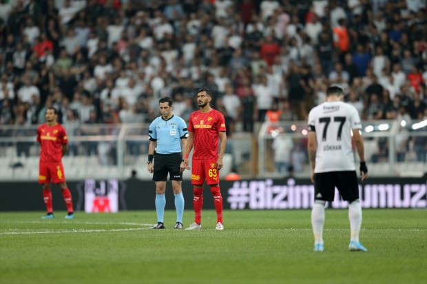 Beşiktaş - Göztepe maçında Emine Bulut için sessiz protesto