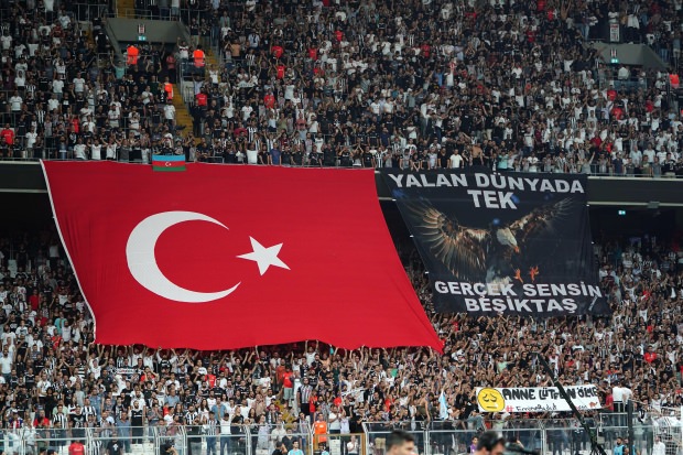 Beşiktaş - Göztepe maçında Emine Bulut için sessiz protesto