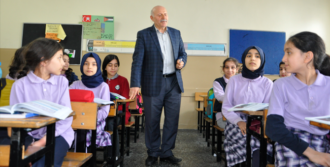 Veli Öğretmeni Dövünce Öğretmen de Süpürgeyle Daldı