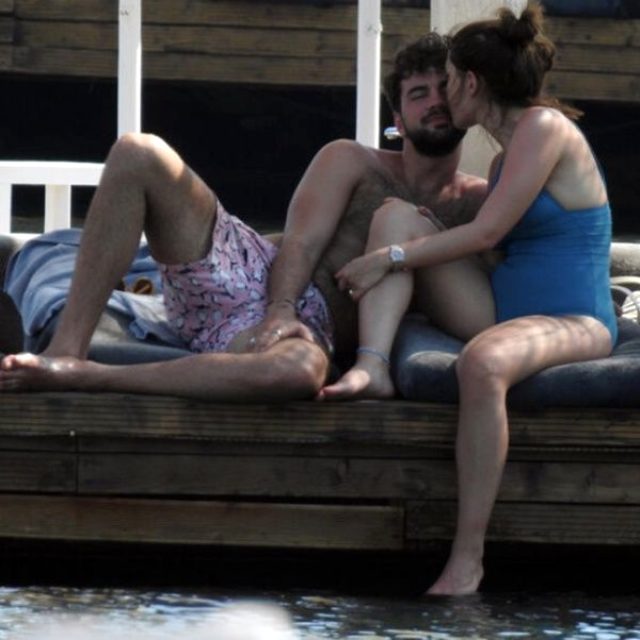 Eda Ece, fotoğraflarda kilolu çıktığını söyleyerek isyan etti