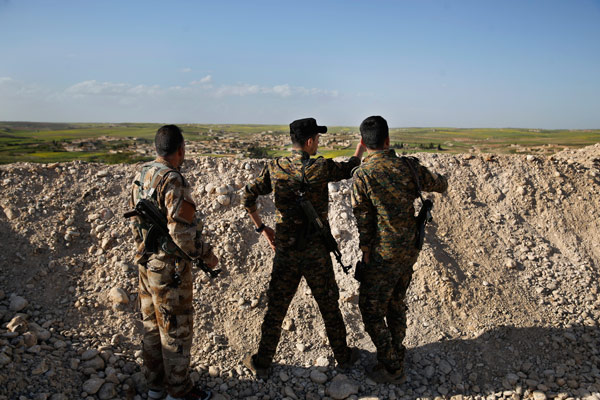 Menbiç'ten Şok Fotoğraflar: ABD Askerleri YPG'lilerle Keşifte