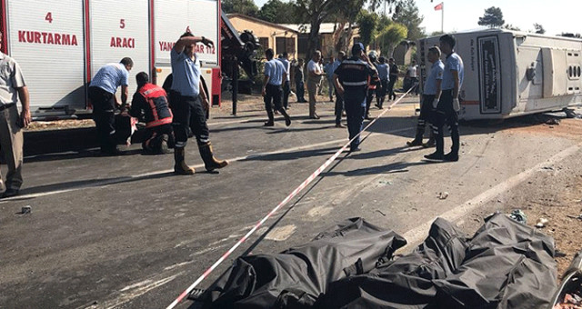 Mersin'de tarım işçilerini taşıyan otobüs devrildi