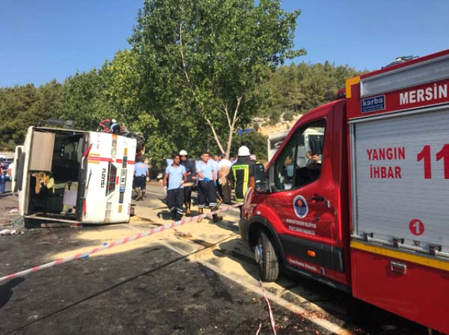 Mersin'de tarım işçilerini taşıyan otobüs devrildi