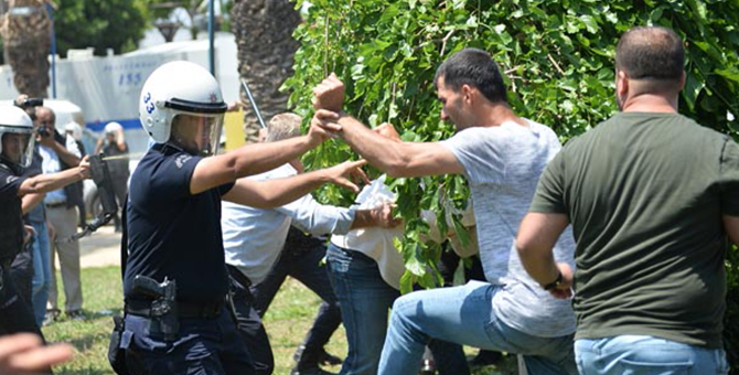 Engel olmak için çatıya çıktıp iş makinesinin önüne yattılar