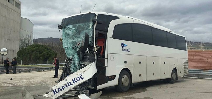 Amasya Merzifon'da yolcu otobüsü ile kamyon çarpıştı: Çok sayıda yaralı var