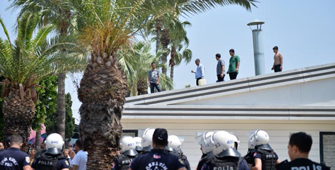 Engel olmak için çatıya çıktıp iş makinesinin önüne yattılar