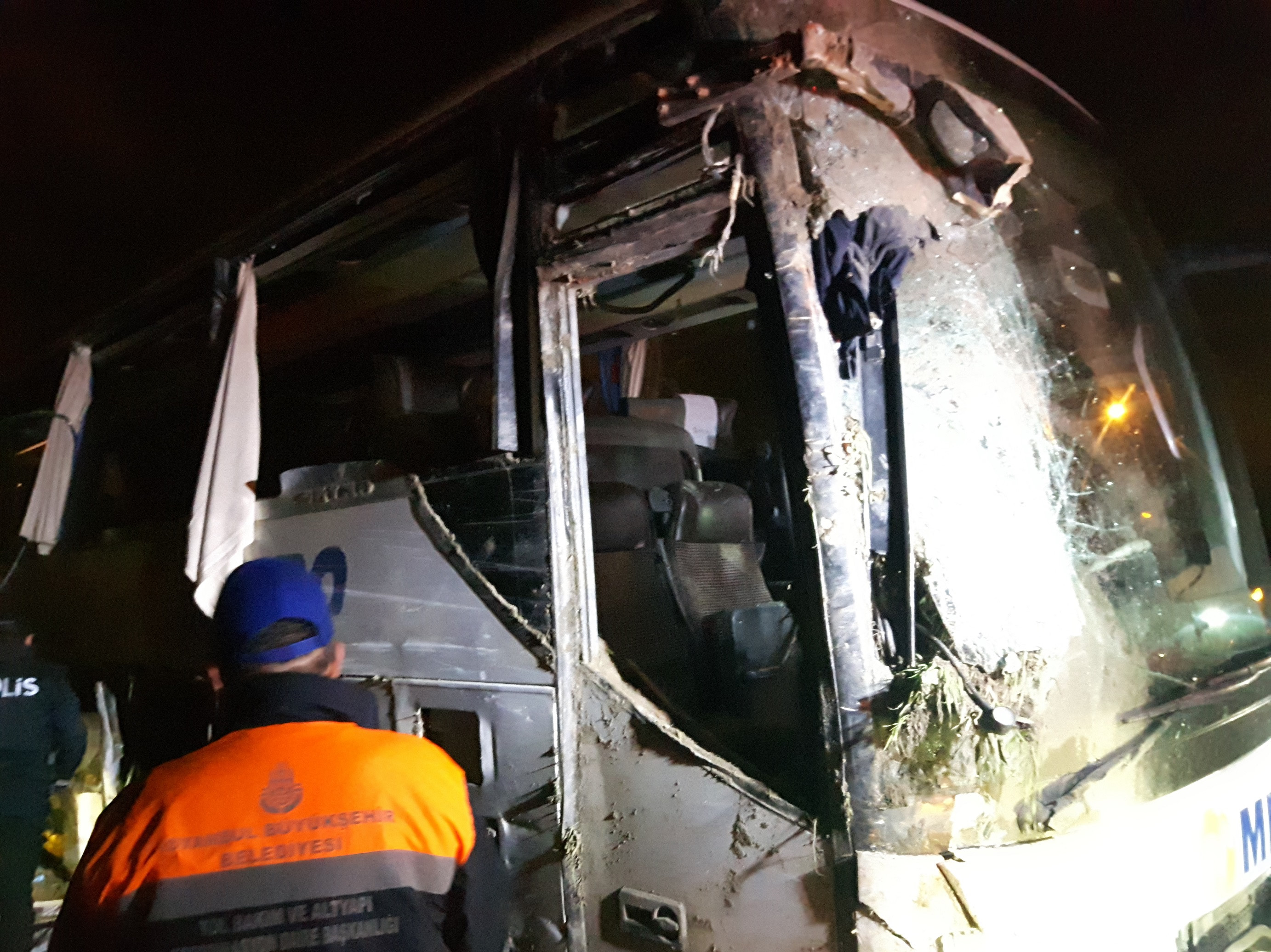 İstanbul'da yolcu otobüsü faciası: Ölü ve yaralılar var!