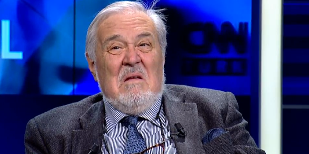 İlber Ortaylı şaşırttı! Bir anda ayağa kalktı ve eline sarıldı