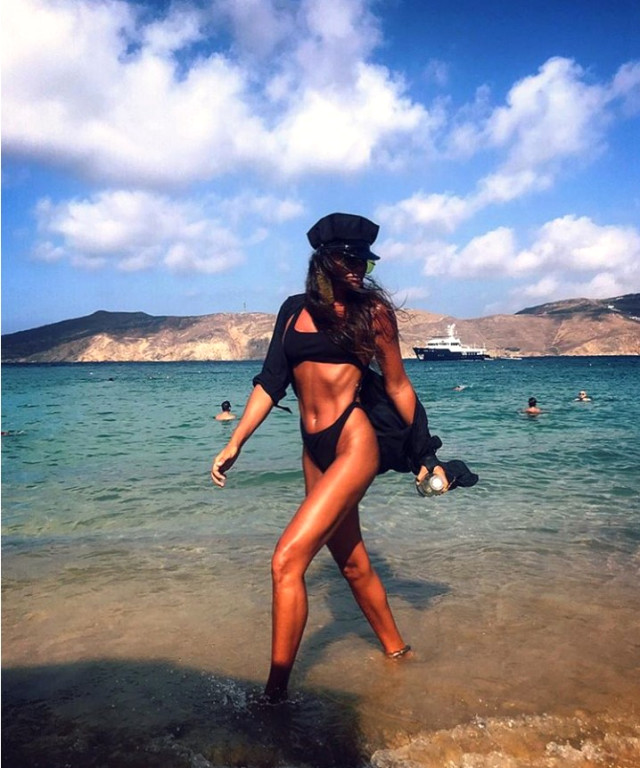 Eda Taşpınar kimdir? Plajda üstsüz güneşlendi