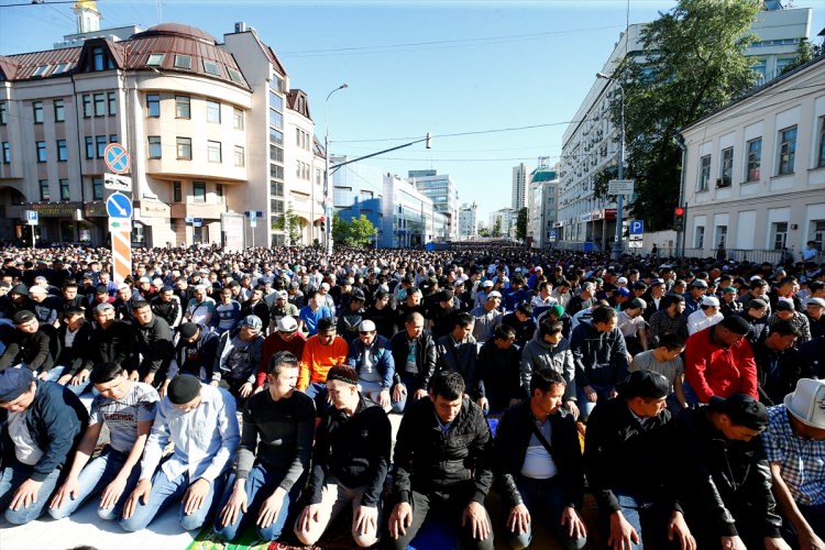 Moskova'da müslümanlar camiye sığmadı