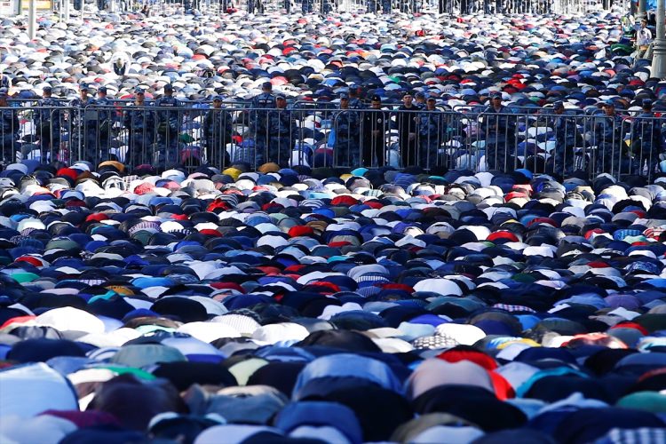 Moskova'da müslümanlar camiye sığmadı