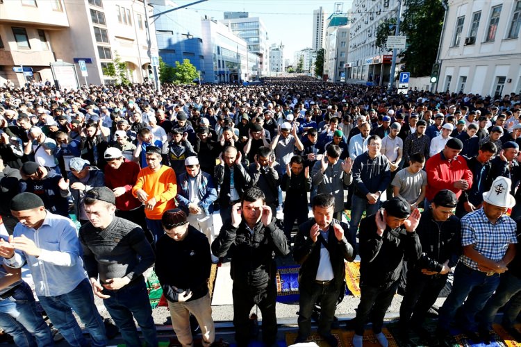 Moskova'da müslümanlar camiye sığmadı