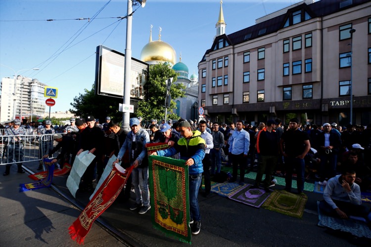 Moskova'da müslümanlar camiye sığmadı