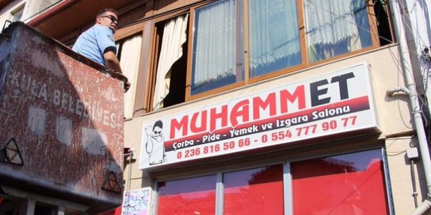 "Muhammet" yazılı skandal tabela, zabıtalar tarafından indirildi!