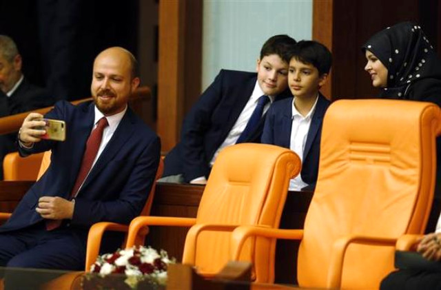 Ünlü sanatçı Mustafa Ceceli Erdoğan'ı yemin töreninde yalnız bırakmadı