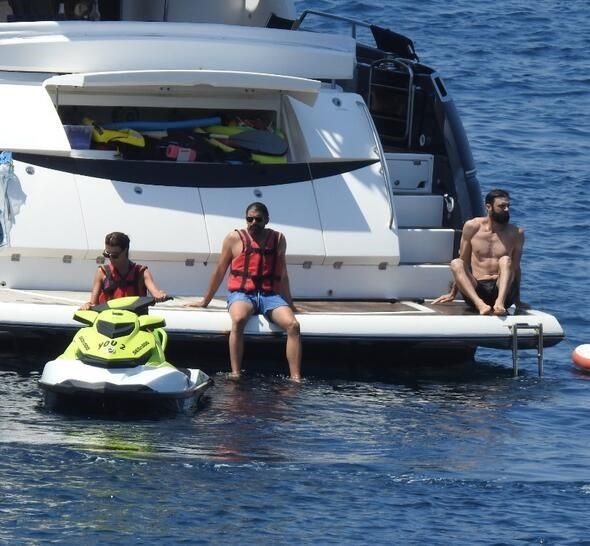 Kerem Bursin pina midyesi bulmak için dalış yaptı