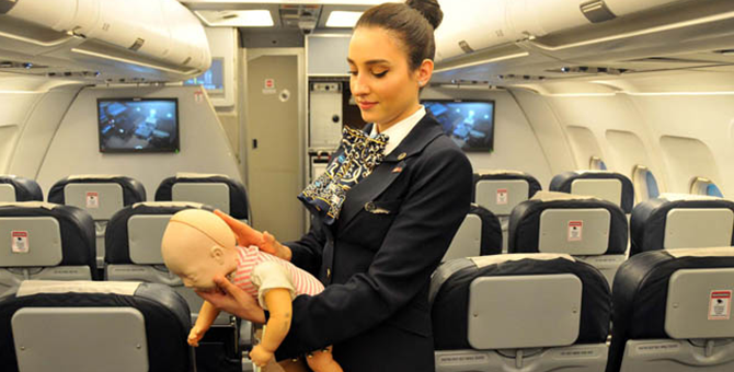 Kabin memuru 7 aylık bebeğin hayatını kurtardı