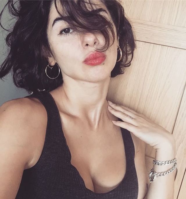 Nesrin Cevadzade'nin Dekolteli Fotoğrafları