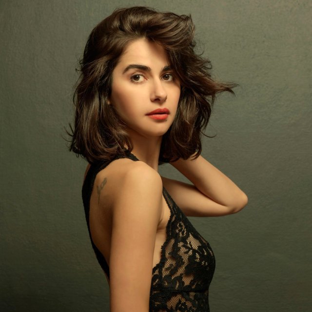 Nesrin Cevadzade'nin Dekolteli Fotoğrafları