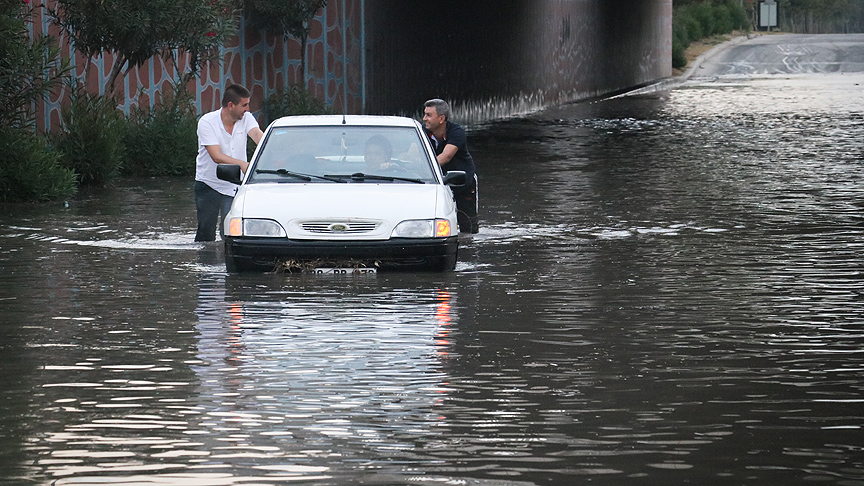 Adana'da sulama kanalı taştı, araçlar sularda mahsur kaldı!