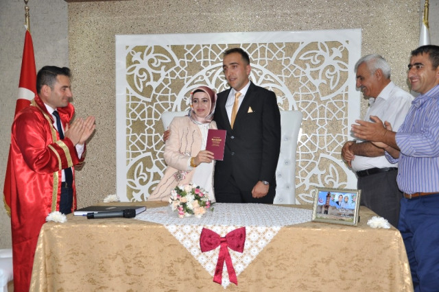 Nikahta "itirazım var" dedi nikah memurunu zor ikna ettiler...