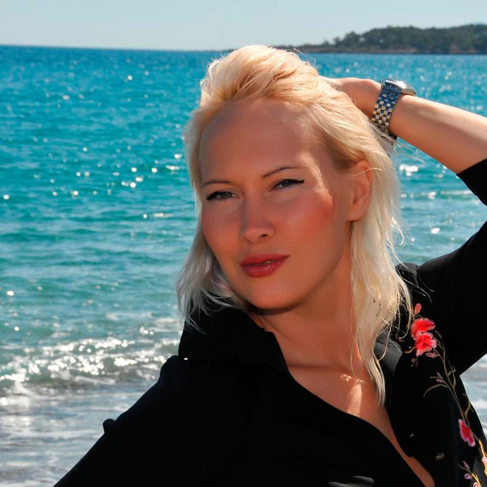 Eski güzellik kraliçesi 13 yaşındaki kızının bekaretini satışa çıkardı!