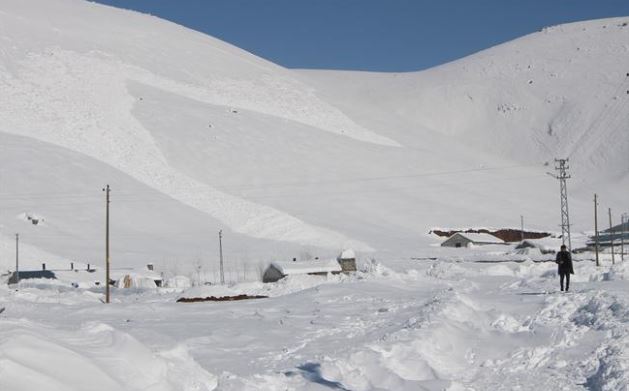 İlçe merkezine çığ düştü