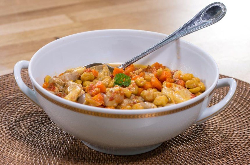 Tavuklu ve beyaz lahanalı nohut yahnisi nasıl yapılır? | Gelinim Mutfakta